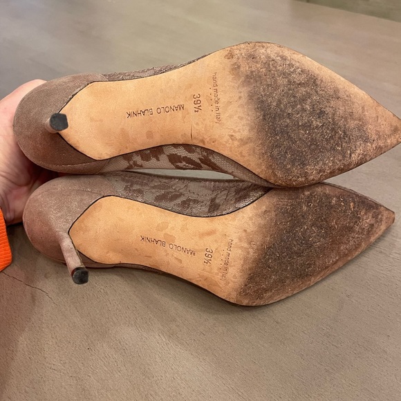 Manolo Blahnik gold lace pumps - Picture 5 of 5